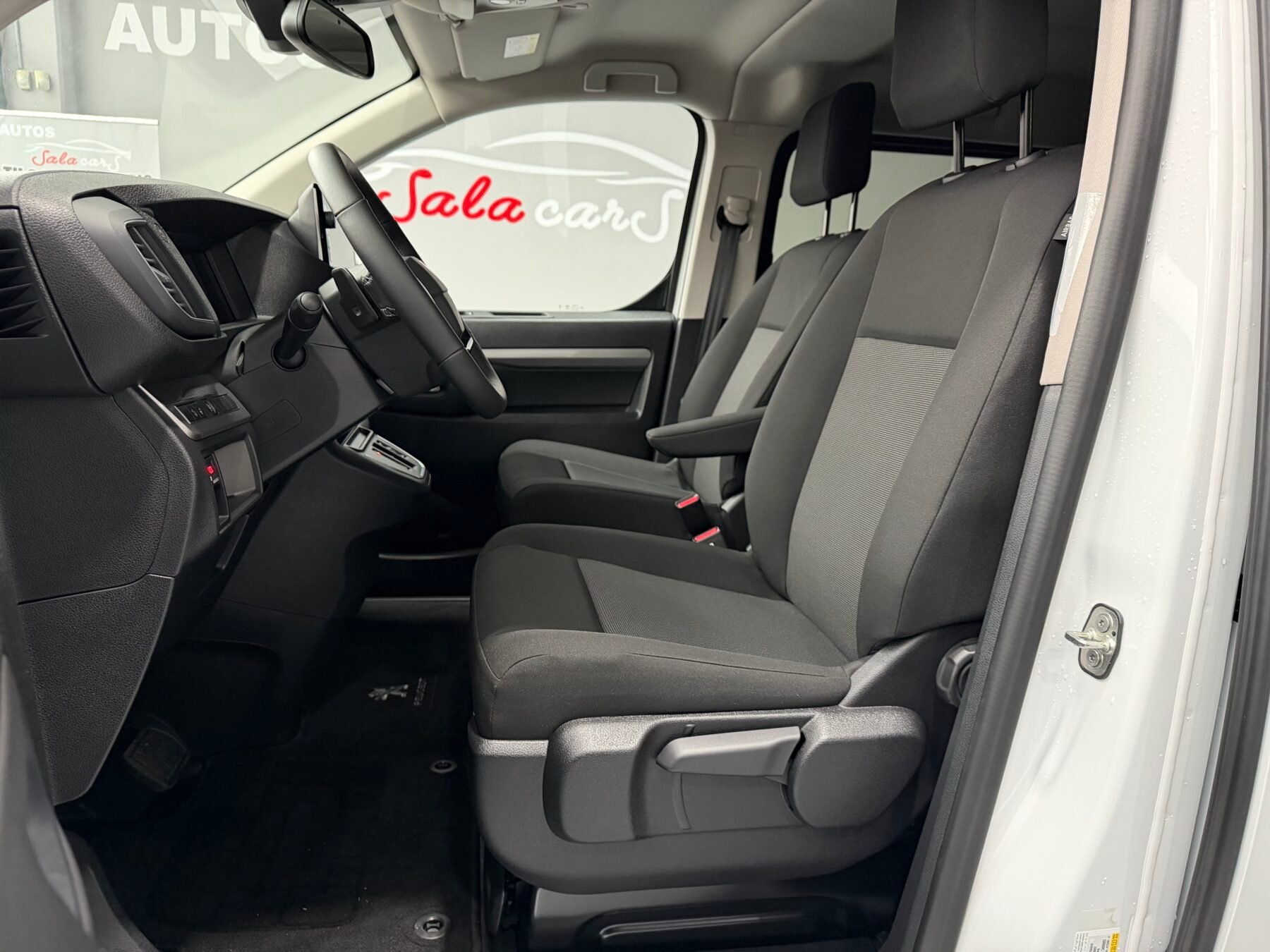 PEUGEOT Travelle PEUGEOT Traveller Business Standard BlueHDi 180 SS EAT8