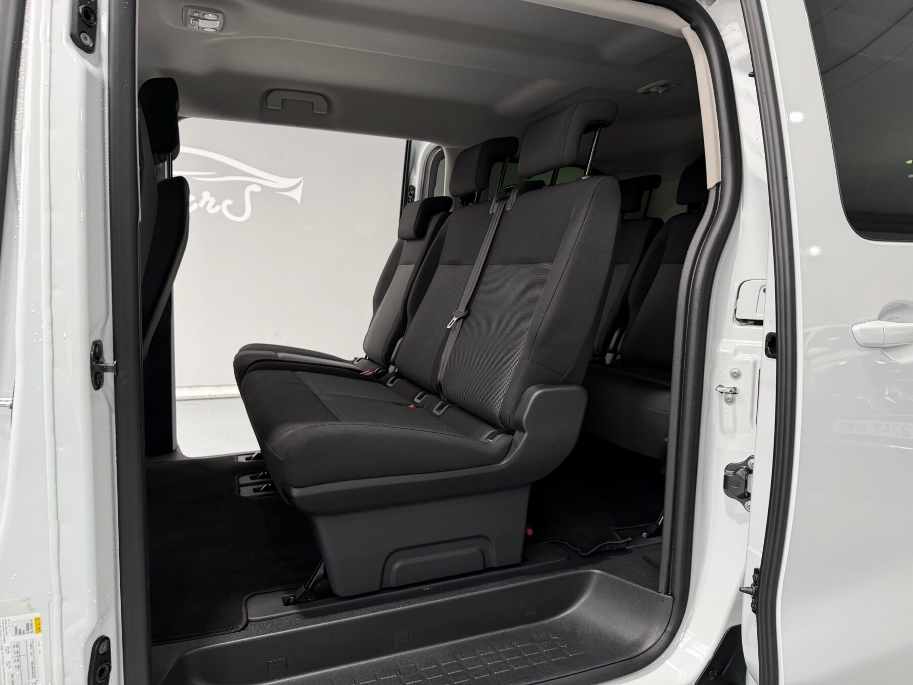 PEUGEOT Travelle PEUGEOT Traveller Business Standard BlueHDi 180 SS EAT8