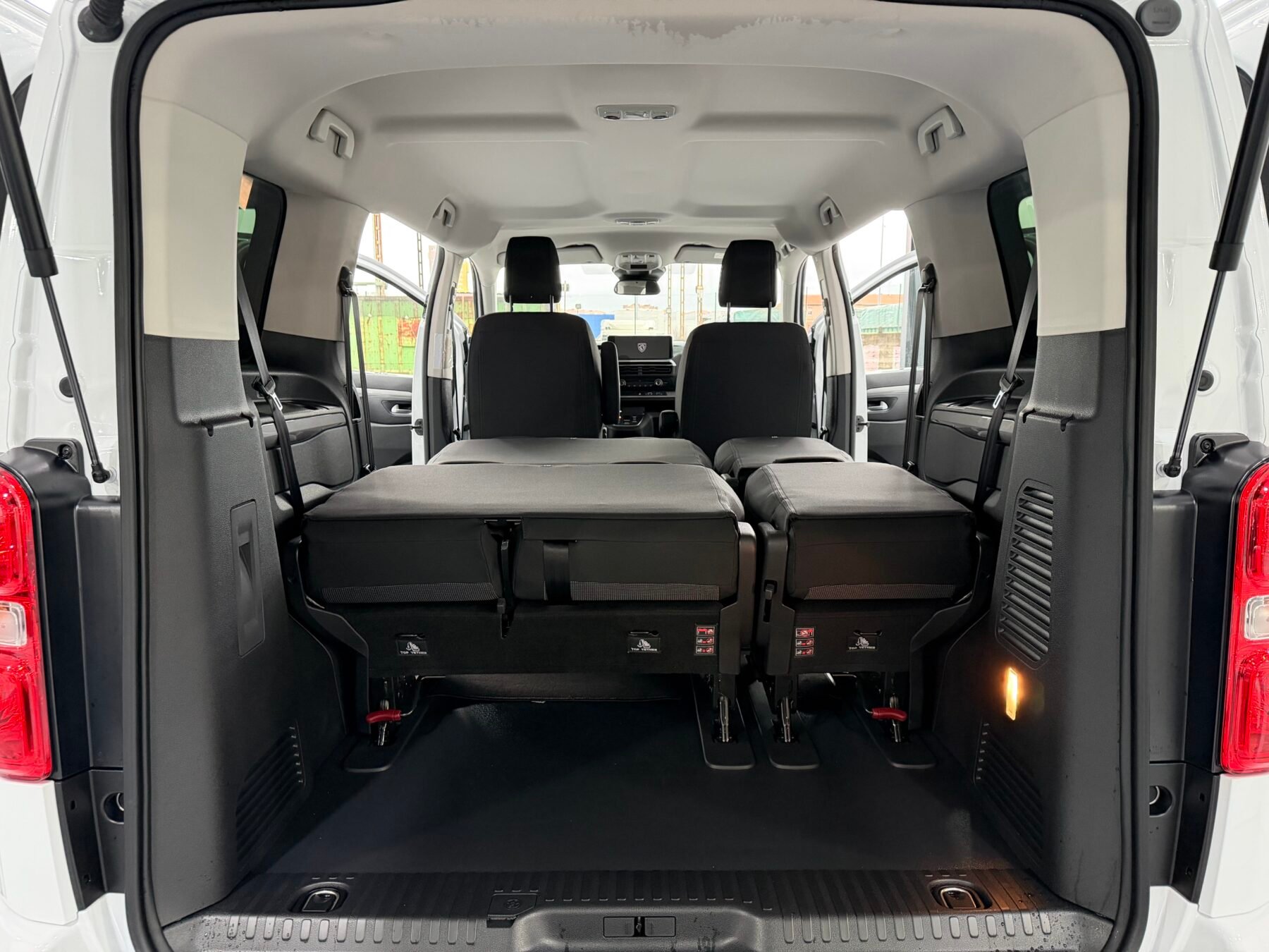 PEUGEOT Travelle PEUGEOT Traveller Business Standard BlueHDi 180 SS EAT8