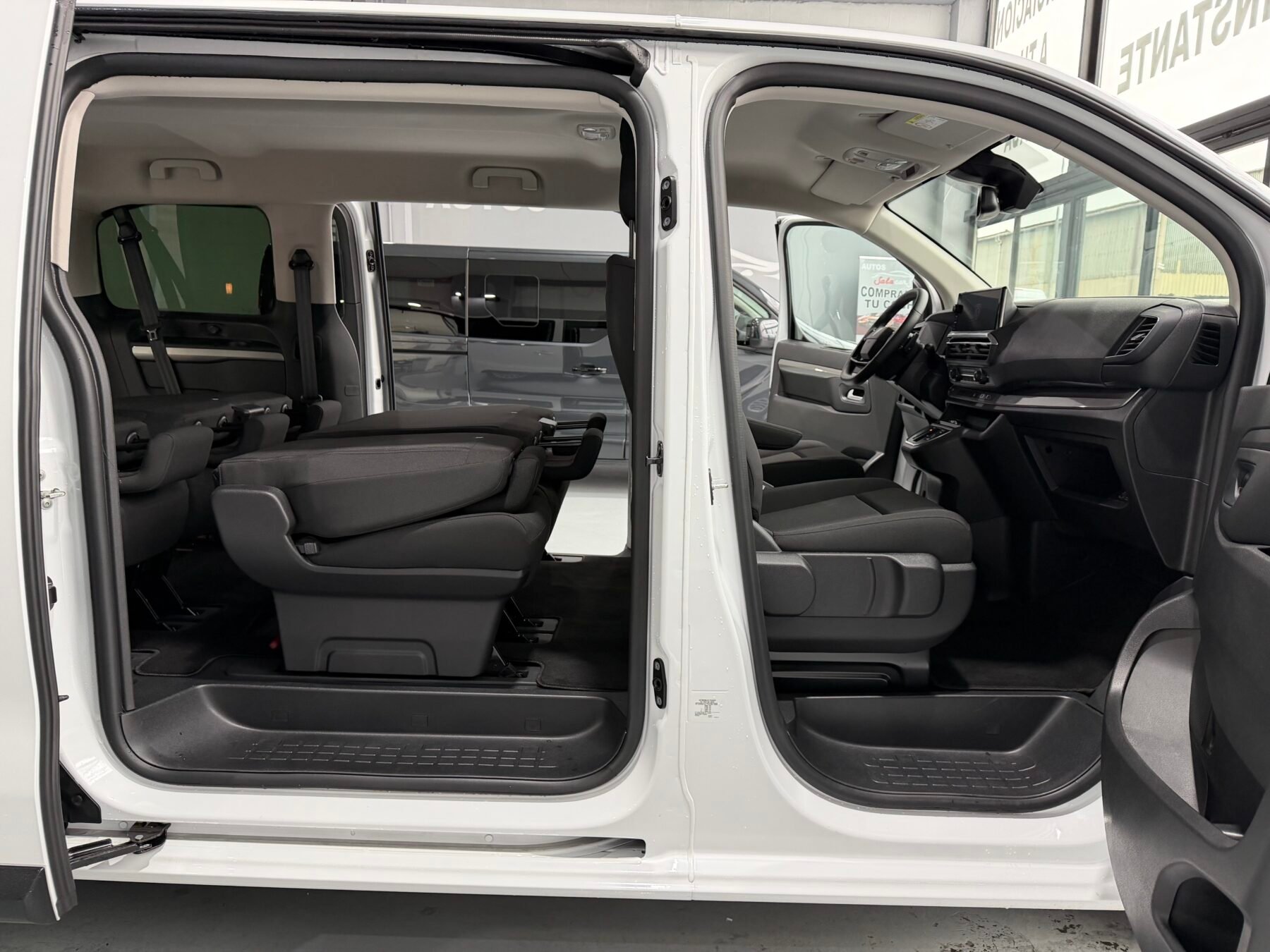 PEUGEOT Travelle PEUGEOT Traveller Business Standard BlueHDi 180 SS EAT8