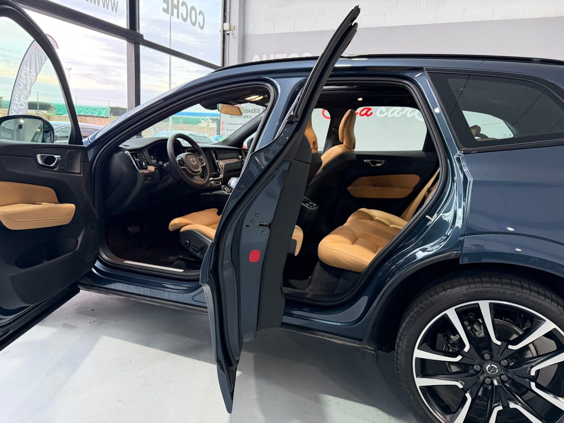 VOLVO XC60 B4 AWD ULTIMATE DARK AUTO