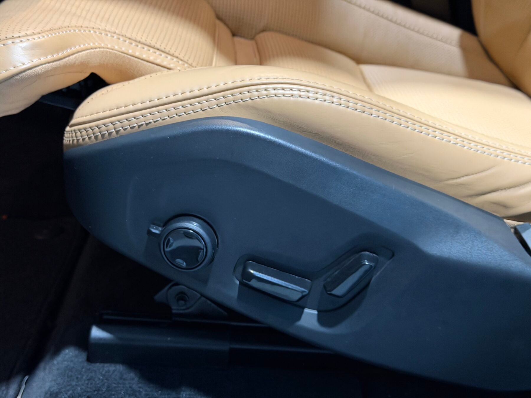 VOLVO XC60 B4 AWD ULTIMATE DARK AUTO