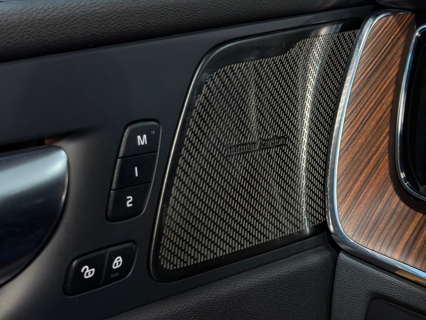 VOLVO XC60 B4 AWD ULTIMATE DARK AUTO