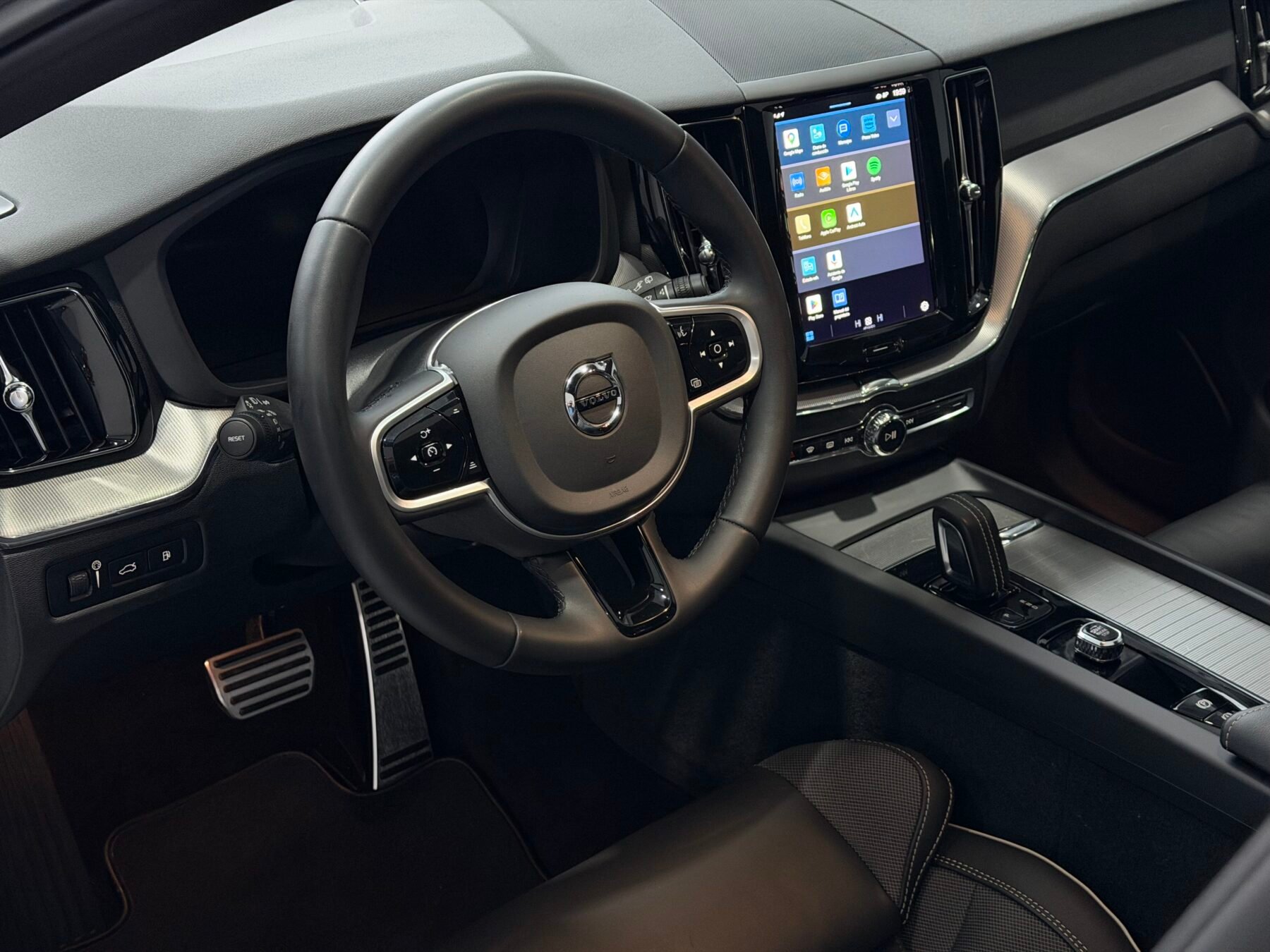VOLVO XC60 ULTIMATE DARK AUTO T6