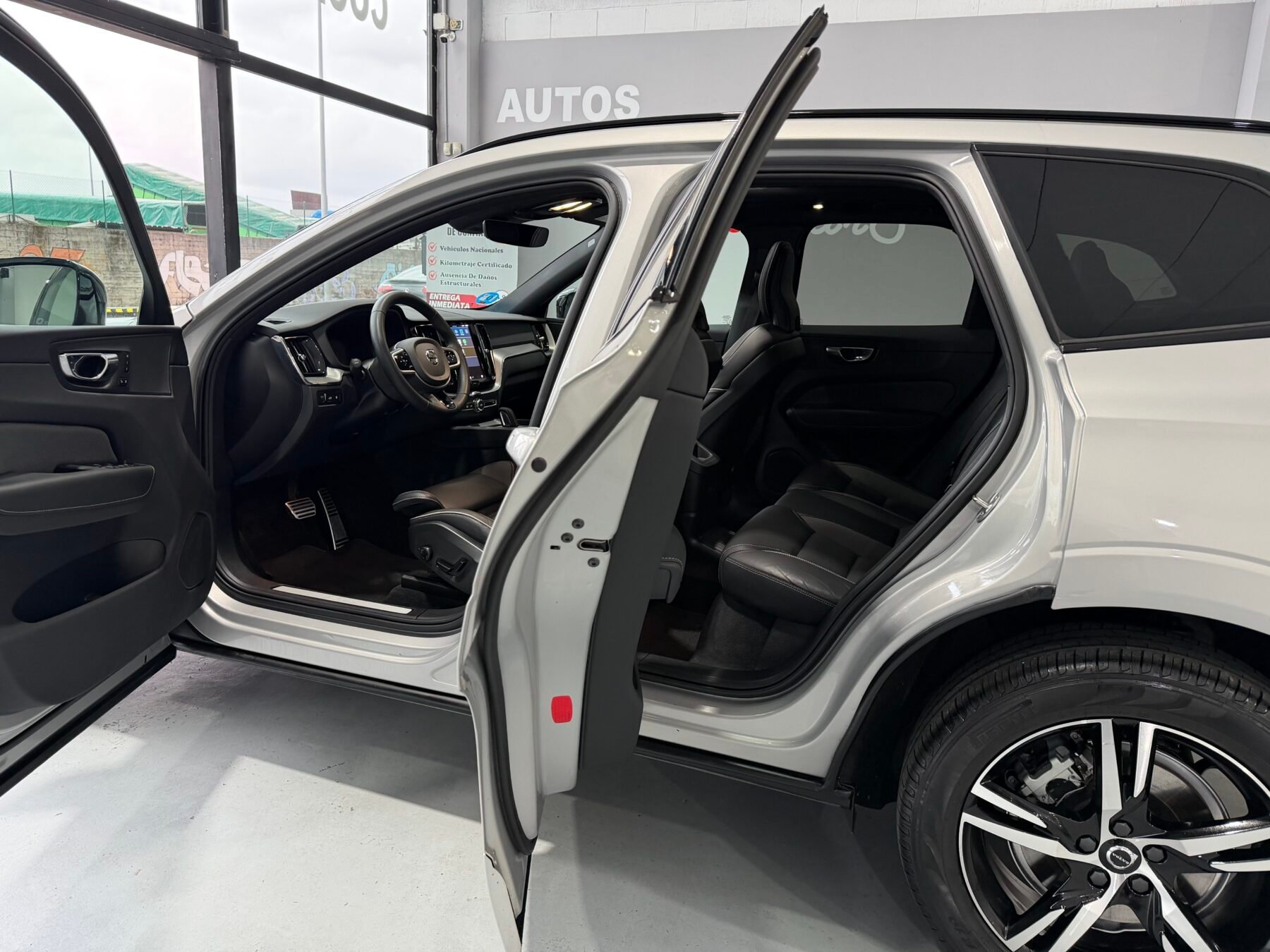 VOLVO XC60 ULTIMATE DARK AUTO T6