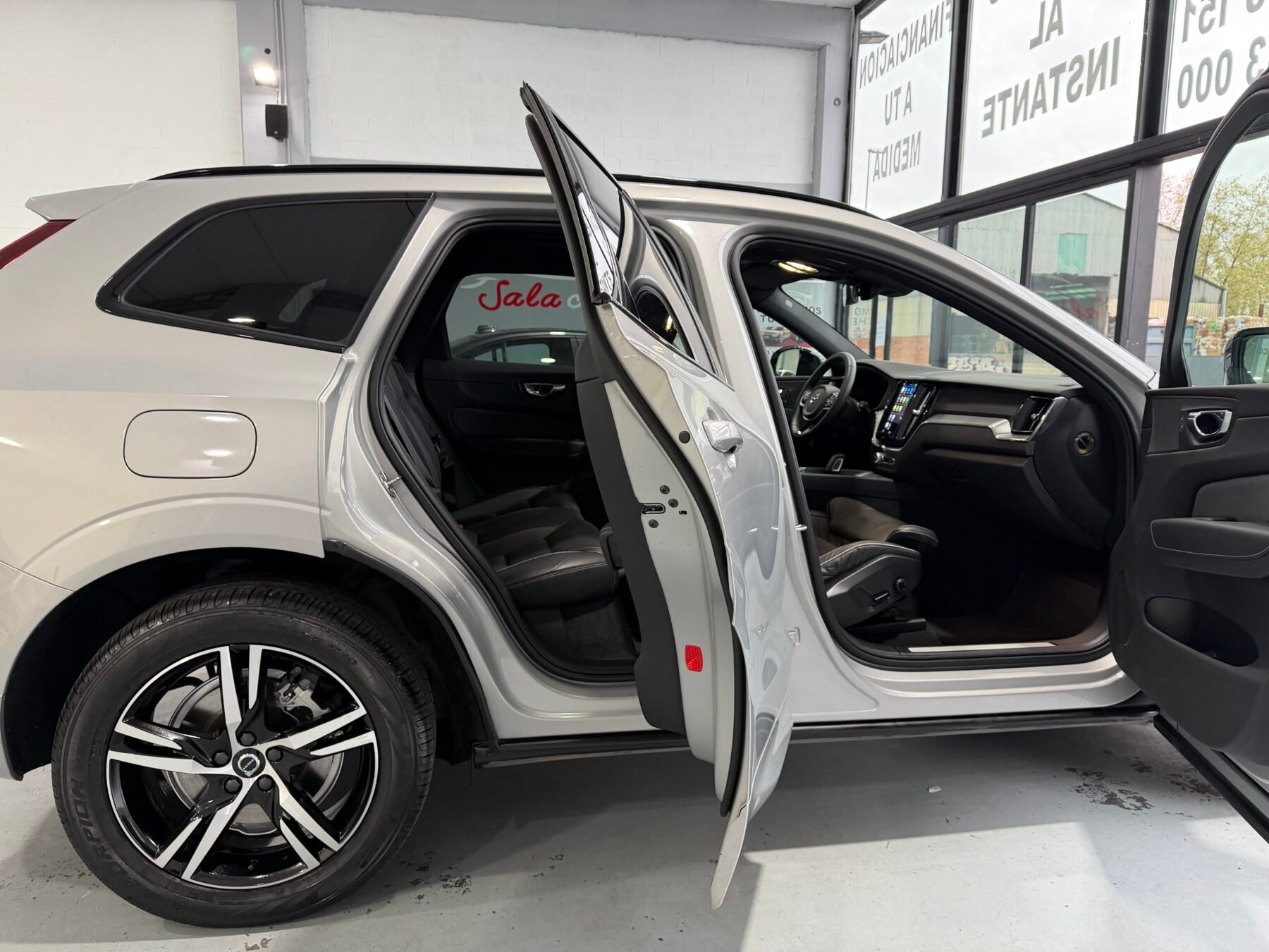 VOLVO XC60 ULTIMATE DARK AUTO T6