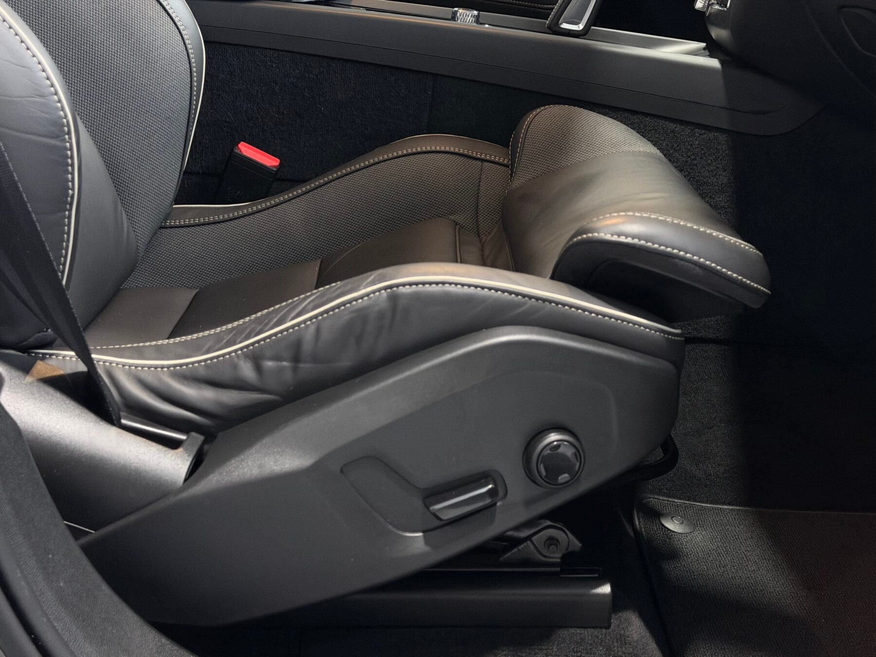 VOLVO XC60 ULTIMATE DARK AUTO T6