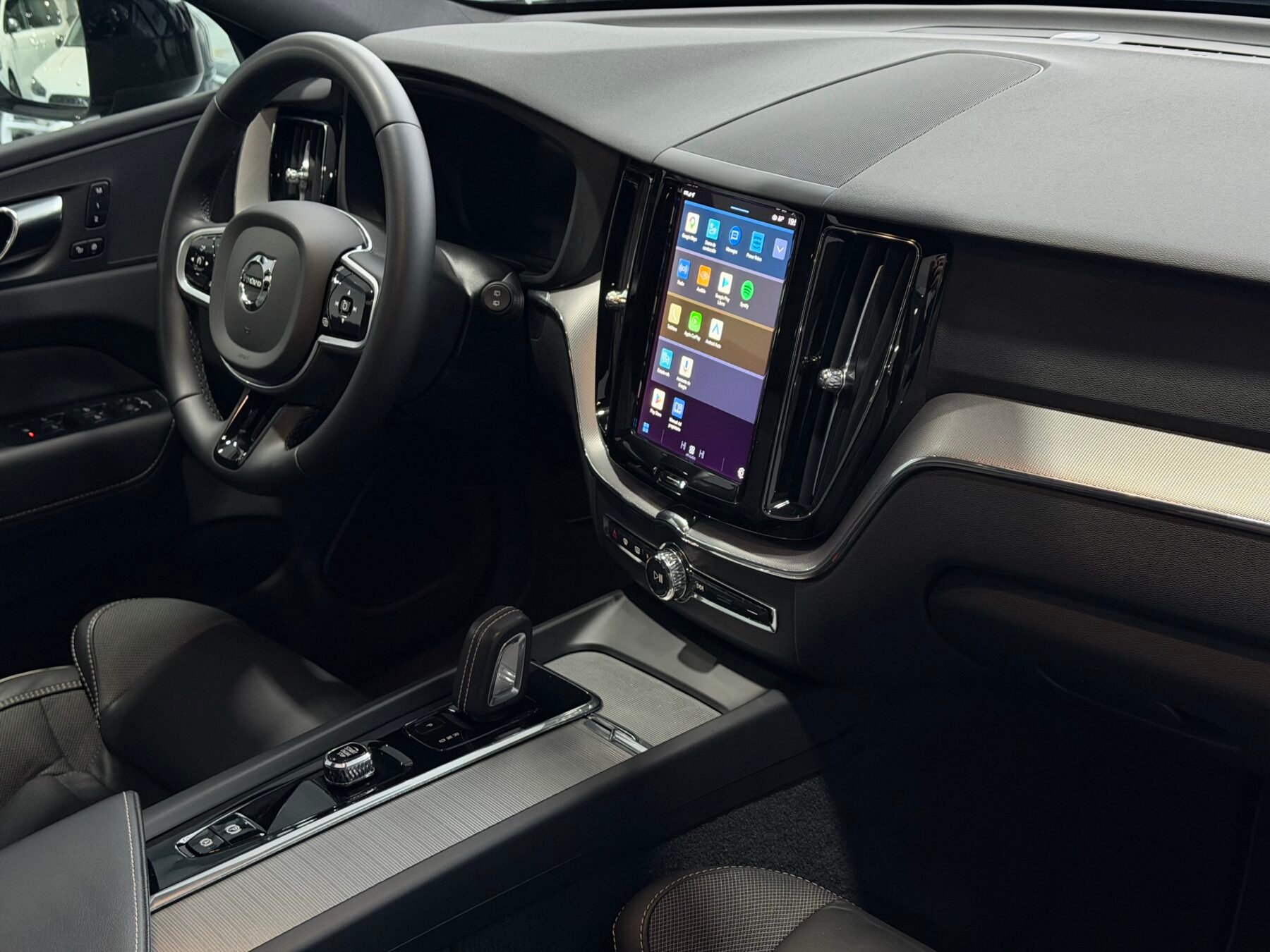 VOLVO XC60 ULTIMATE DARK AUTO T6