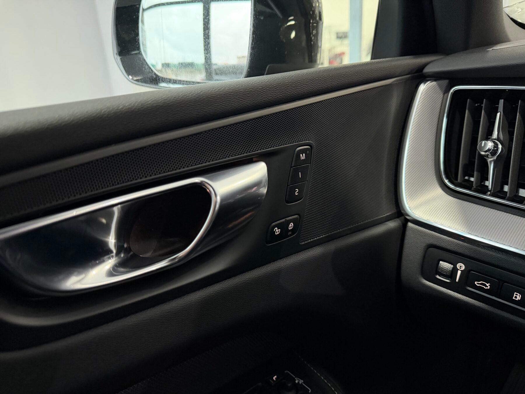 VOLVO XC60 ULTIMATE DARK AUTO T6