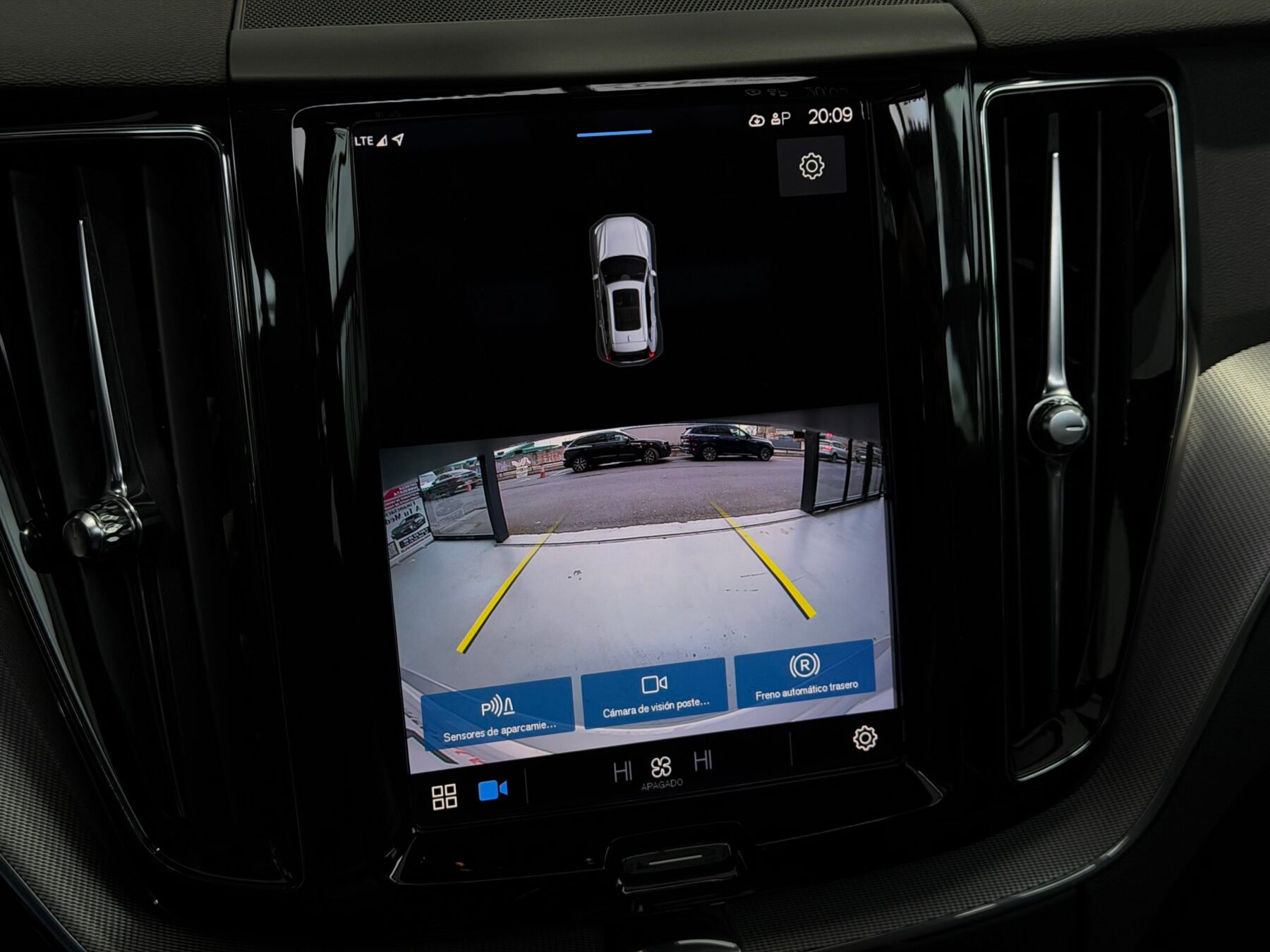 VOLVO XC60 ULTIMATE DARK AUTO T6