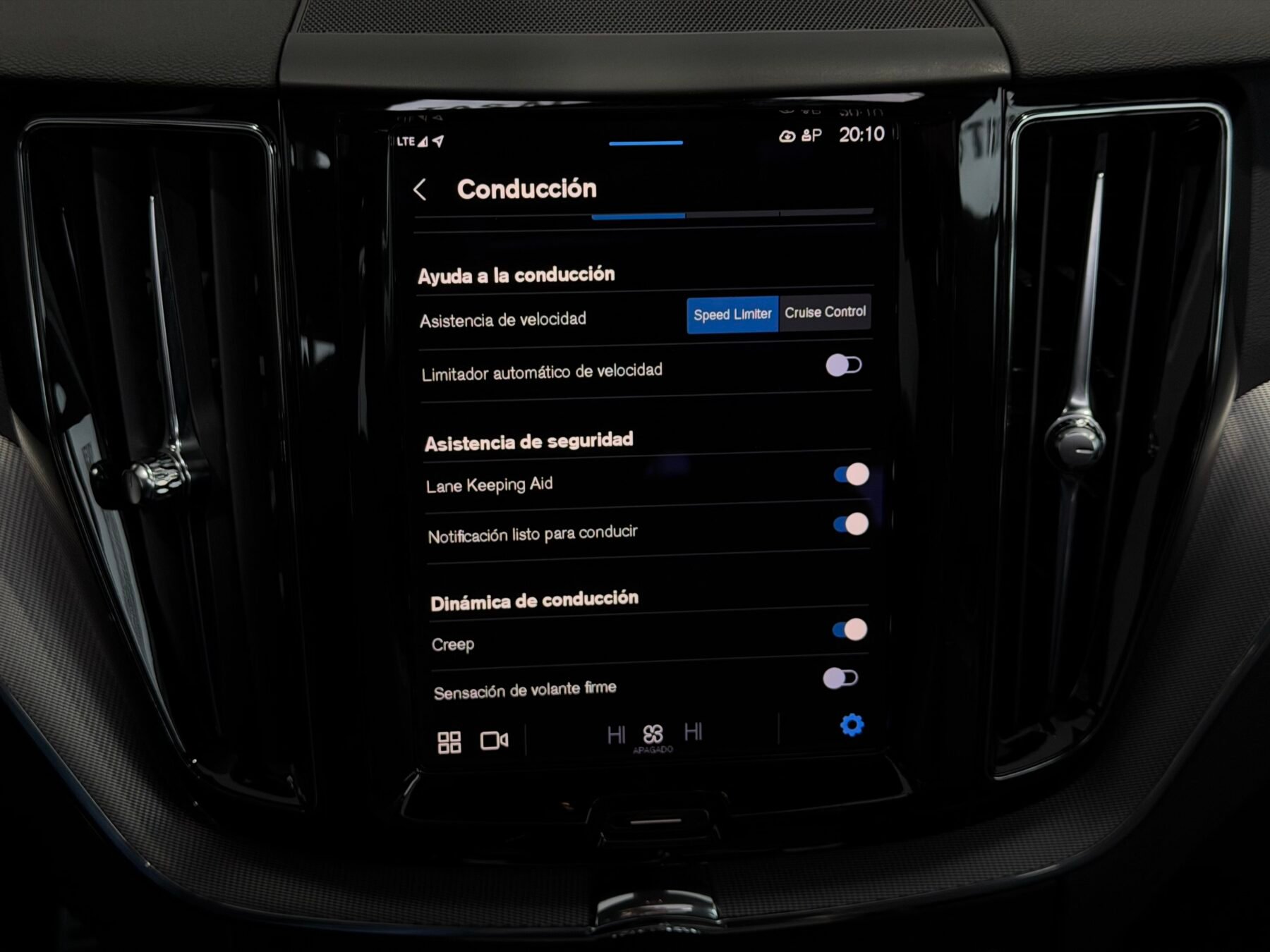 VOLVO XC60 ULTIMATE DARK AUTO T6