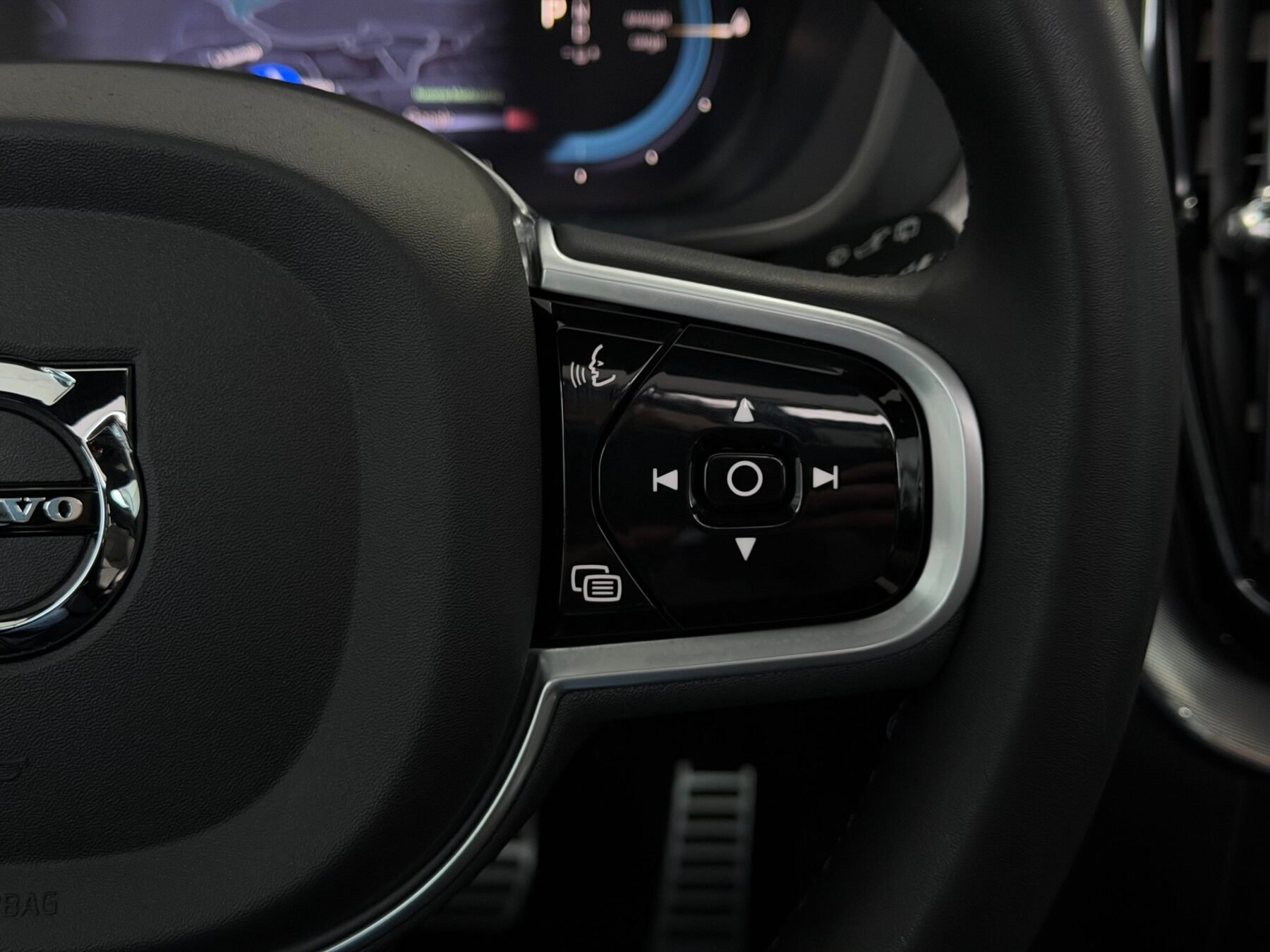 VOLVO XC60 ULTIMATE DARK AUTO T6