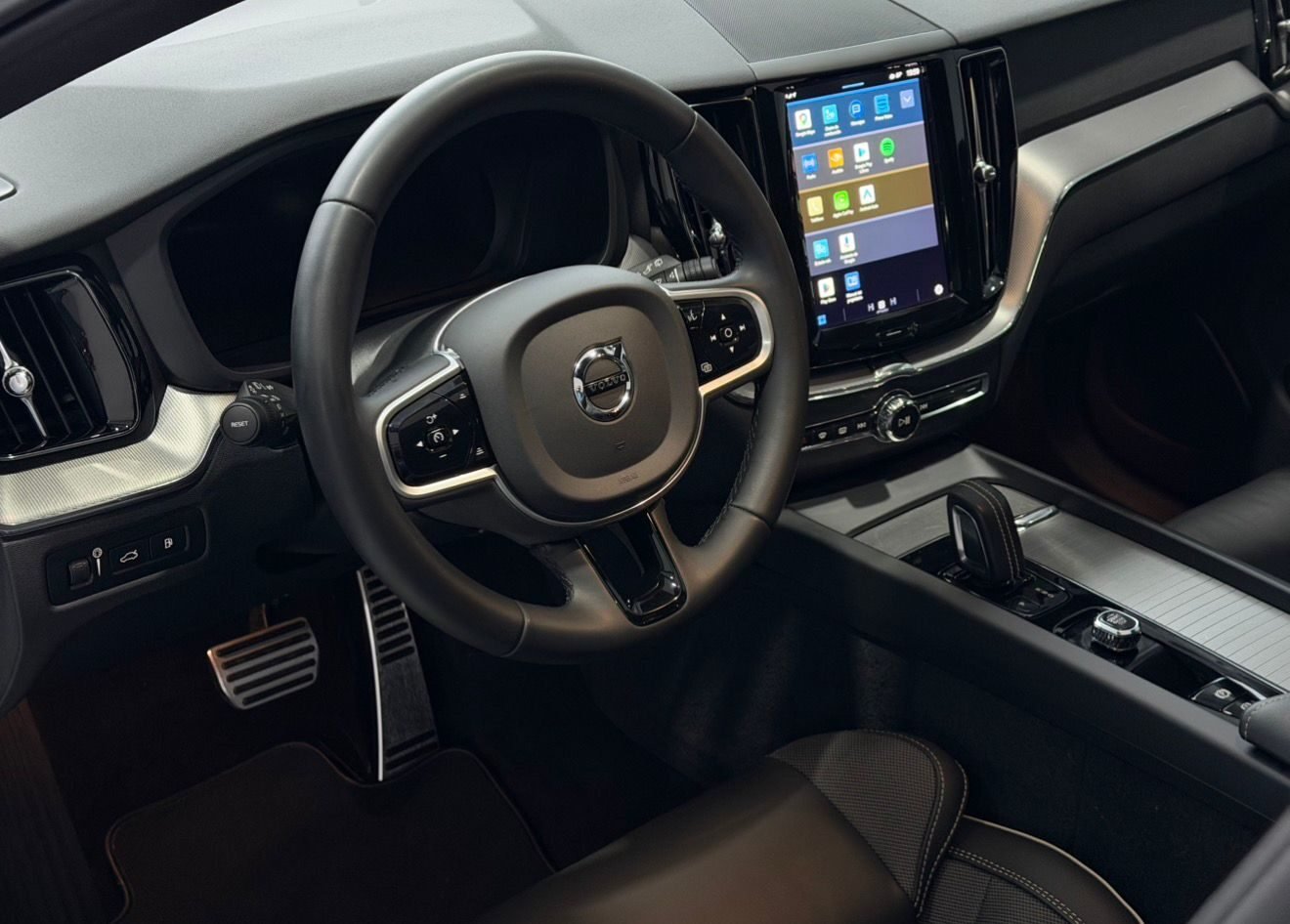 VOLVO XC60 ULTIMATE DARK AUTO T6