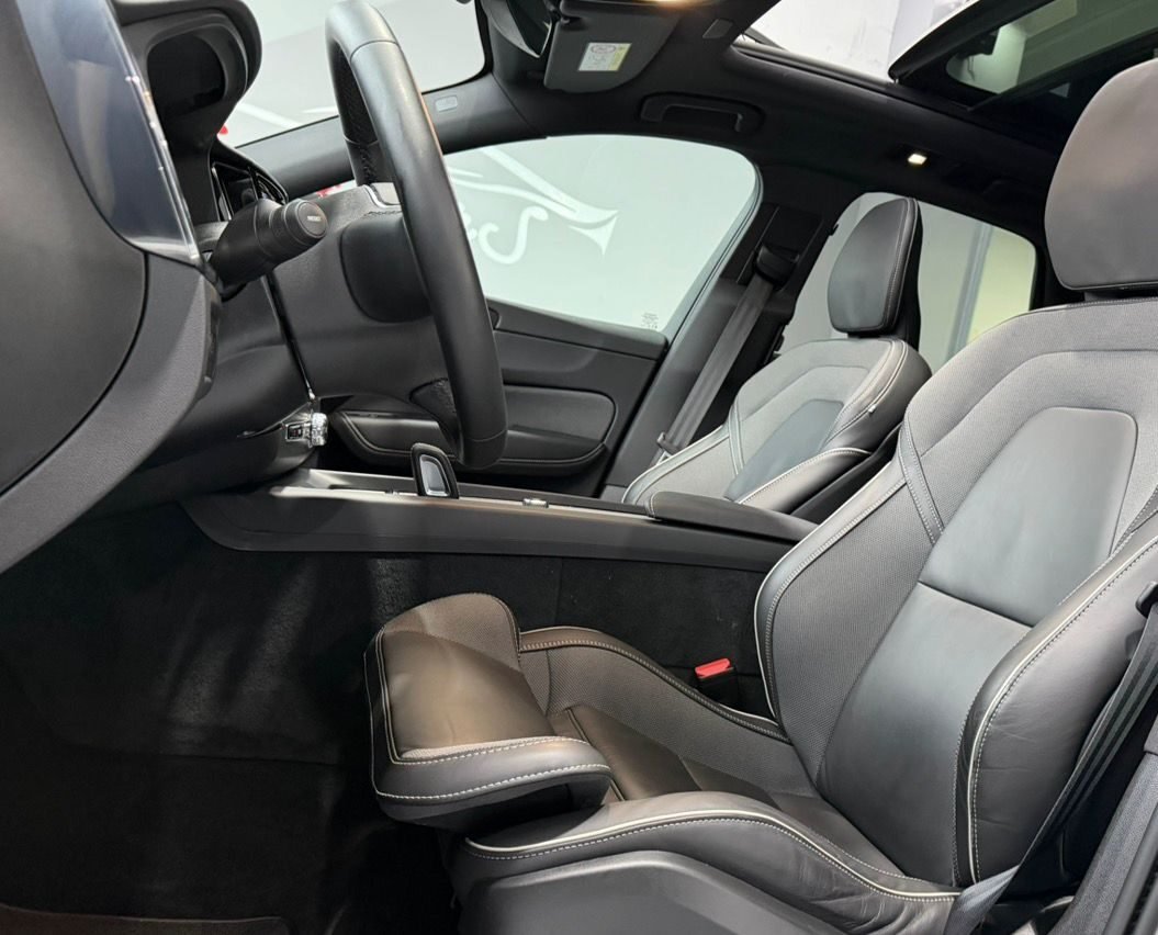 VOLVO XC60 ULTIMATE DARK AUTO T6